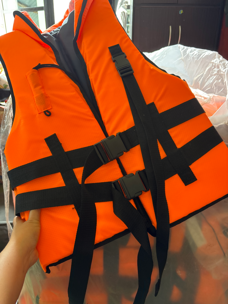 Life jacket for oil and gas offshore safety applications