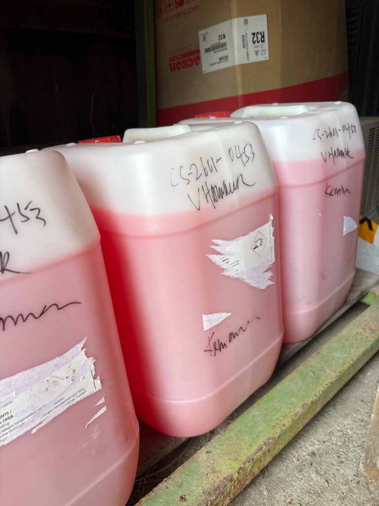 Oil and gas industrial cleaning liquid for equipment maintenance and degreasing